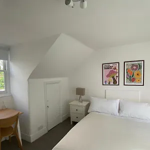  Apartment Beautiful Flat In Bow